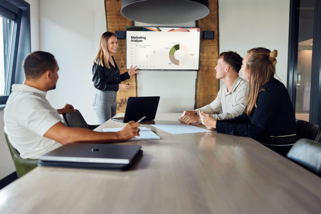 Allround marketeer Zoë Lammers aan het werk aan marketingstrategie